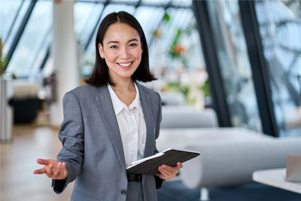 Xu Hướng Trong Các Giải Pháp Quản Lý Hành Trình Khách Hàng và Số Hóa: Tầm Nhìn Từ Bá Hùng Technology Co.
