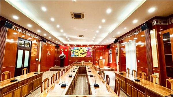 Lần đầu tiên, mọi người trong phòng họp đều được nghe — dù ngồi ở đâu, dù bàn rộng đến đâu.