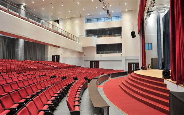 Tôi từng ngồi trong một hội trường 800 chỗ đẹp đến nín thở — và không nghe thấy gì cả