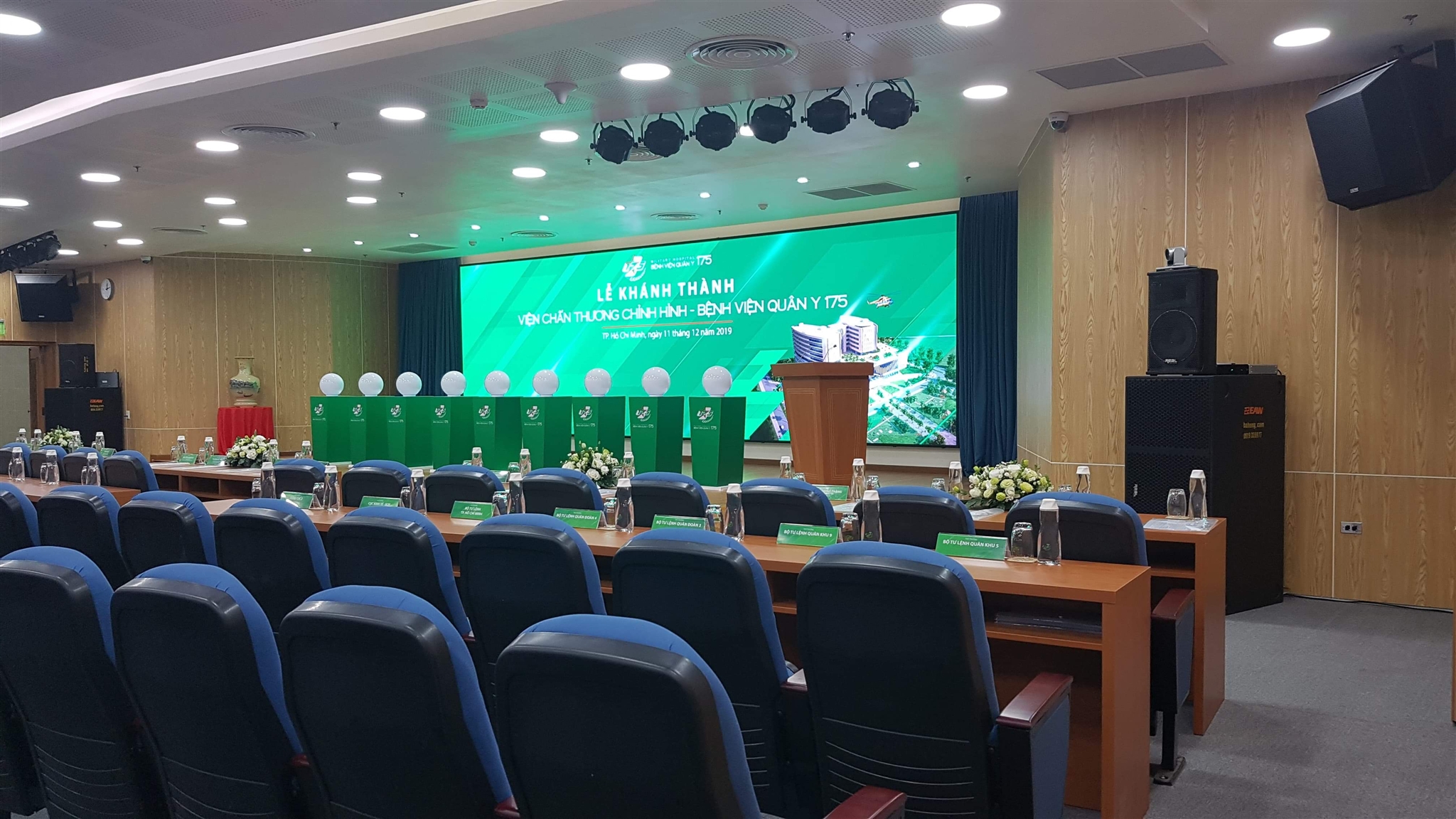 Rồi điện thoại đổ chuông.