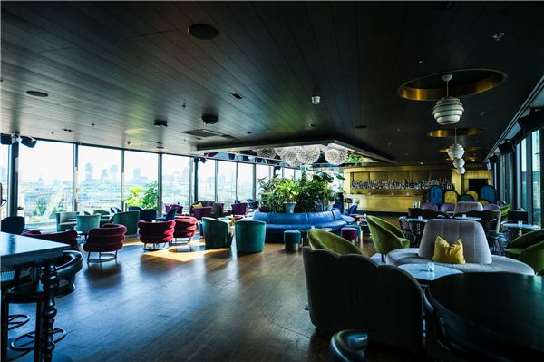 12th Knot London: Quầy bar trên sân thượng đã đẹp sẵn, giờ đến lượt âm thanh